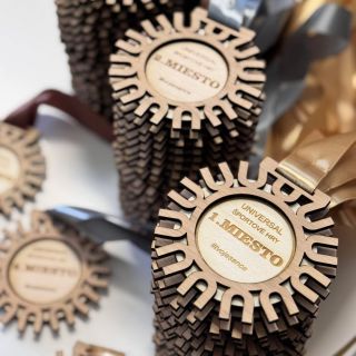 Aj tento rok sa opäť vyrábali 🥇🥈🥉 s veľmi zaujímavým dizajnom, na športové hry firmy UNIVERSAL 🏊‍♀️🚴‍♀️🏃‍♀️🏊🚴🏼‍♂️🏃‍♂️💨