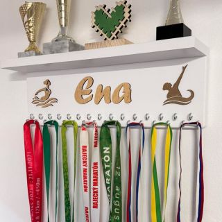 Polička pre aquabellu s elegantným zlatým motívom. 🏅🏊‍♀️